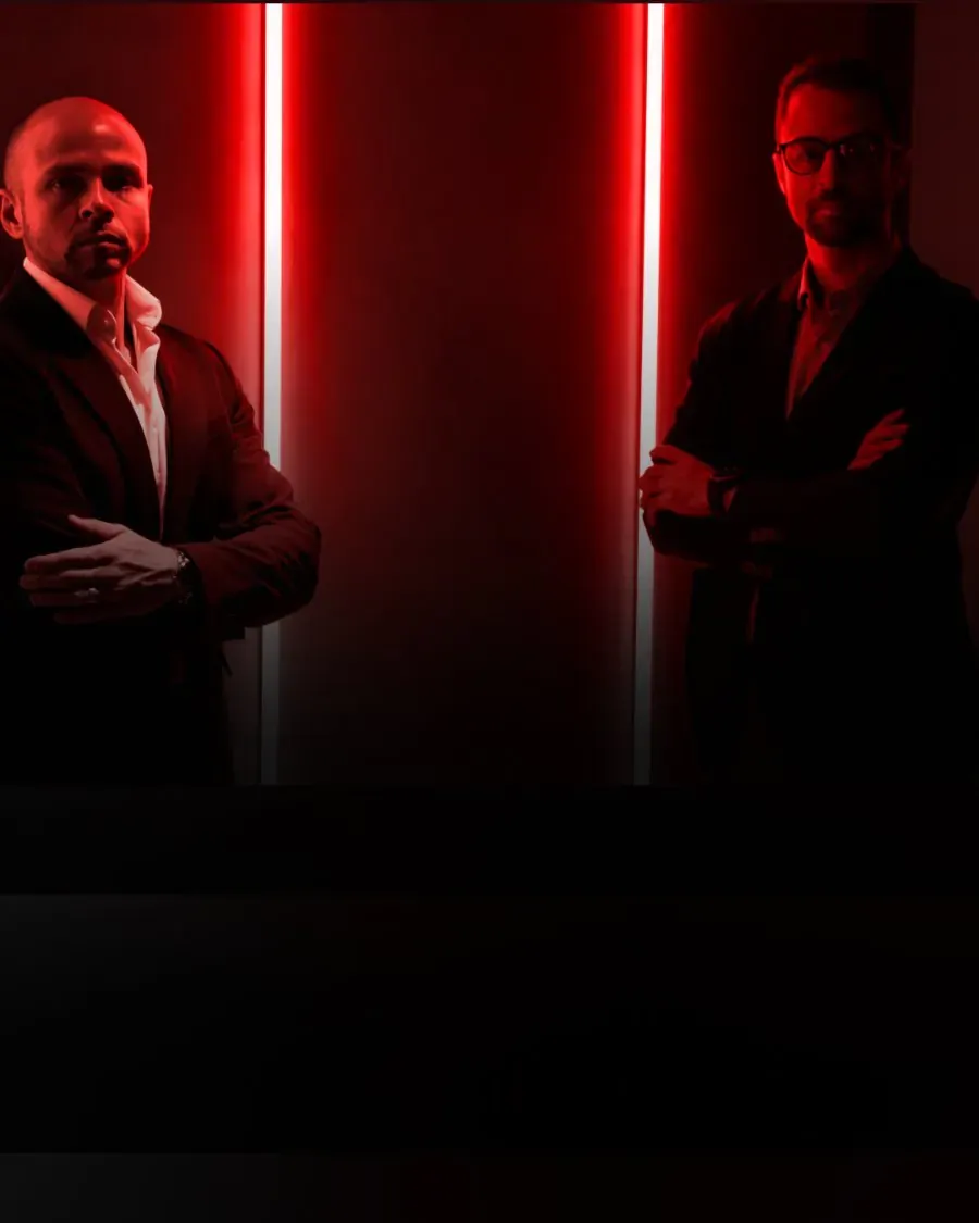Os fundadores da RED com iluminação vermelha, foto do programa Masterclass
